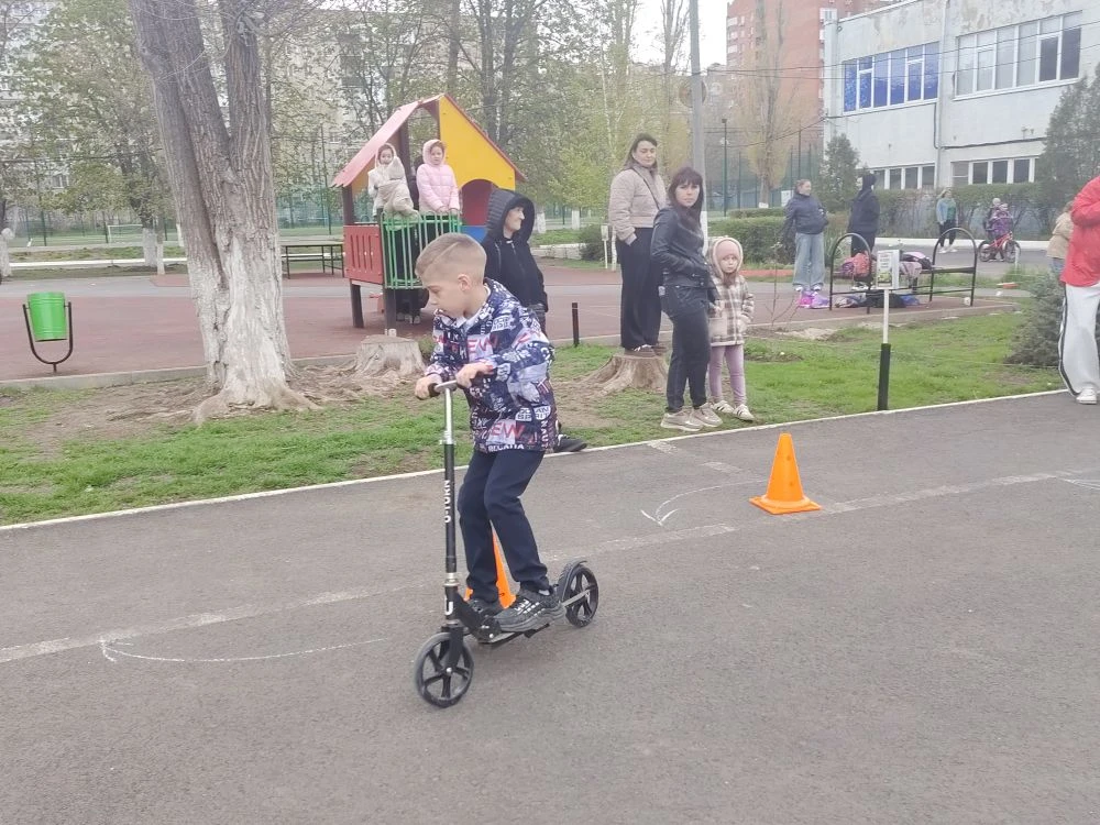 🛴НЕДЕЛЯ ФИЗИЧЕСКОЙ КУЛЬТУРЫ.💪 ПОЛОСА ПРЕПЯТСТВИЙ НА САМОКАТАХ 🛴   👉 14 апреля 2026 года в МАОУ «Школ