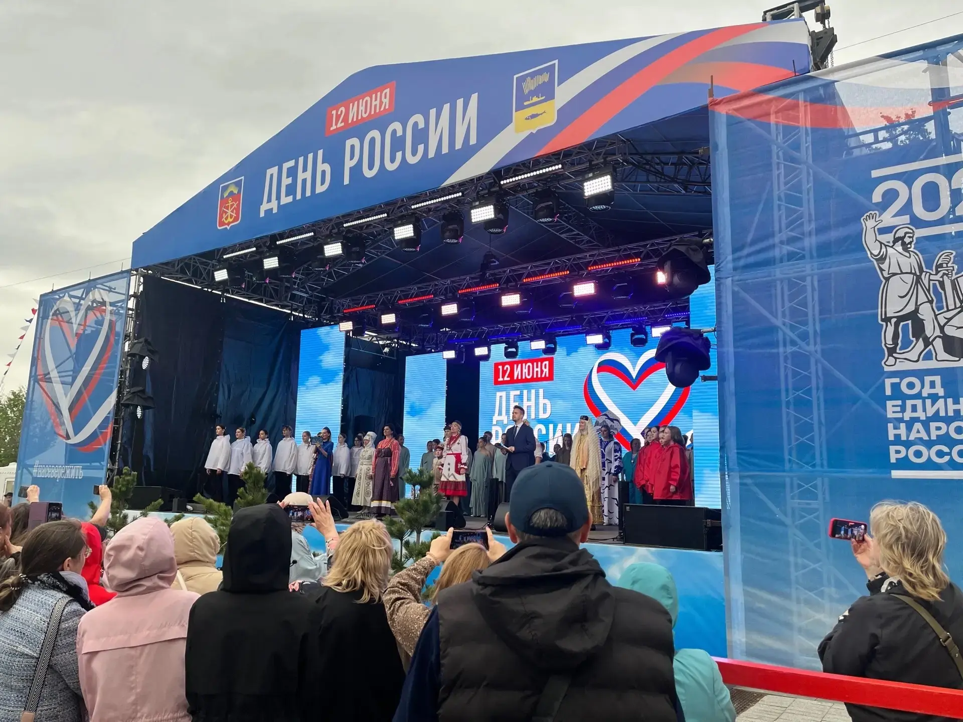 🇷🇺 В Мурманске отметили День России

12 июня на улице Ленинградской и в прилегающем сквере прошли 
