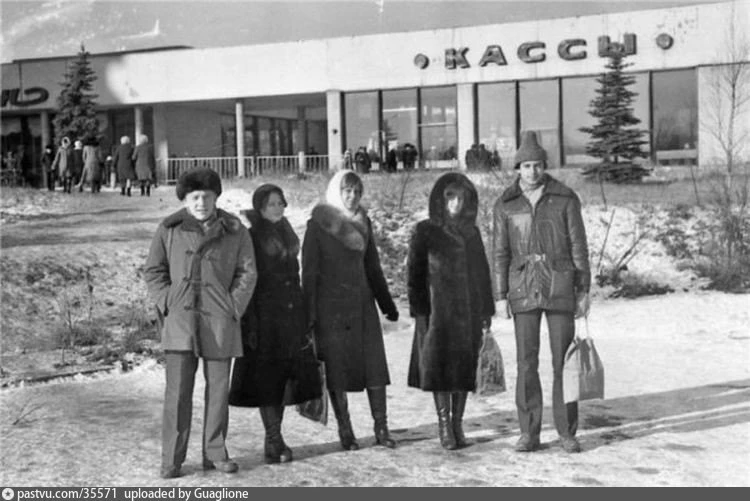 У кинотеатра «Литва»