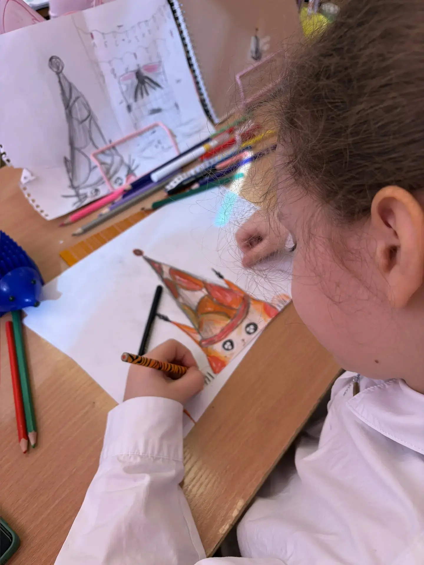 🎨✨ 2 «Г» класс: выставка «Мой самый счастливый день» В нашем 2 «Г» классе прошла удивительная выстав