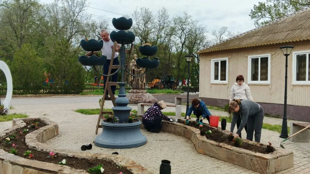 🌸 Красота своими руками: как в Груциновском поселении расцветают клумбы  ✅ Часто мы говорим: «Хочетс