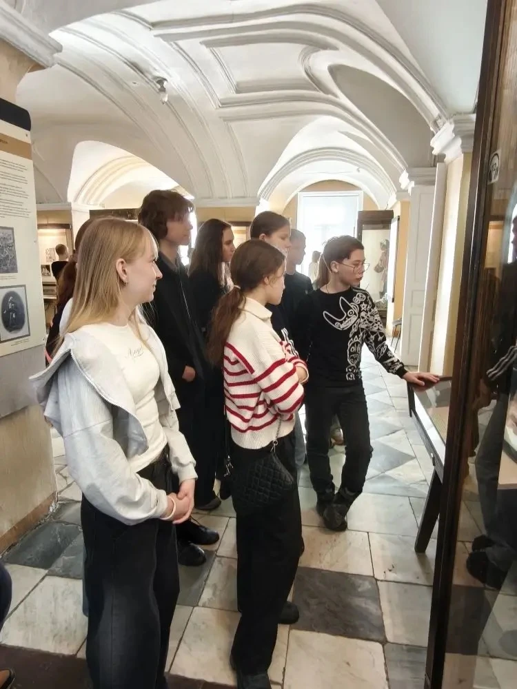 Учащиеся 7М класса в дни каникул посетили с экскурсионной поездкой город Санкт-Петербург, побывав в 