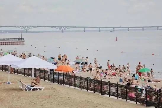 ❌На пляже «Покорителей Волги» в Саратове временно ограничили купание из-за цветения вод...