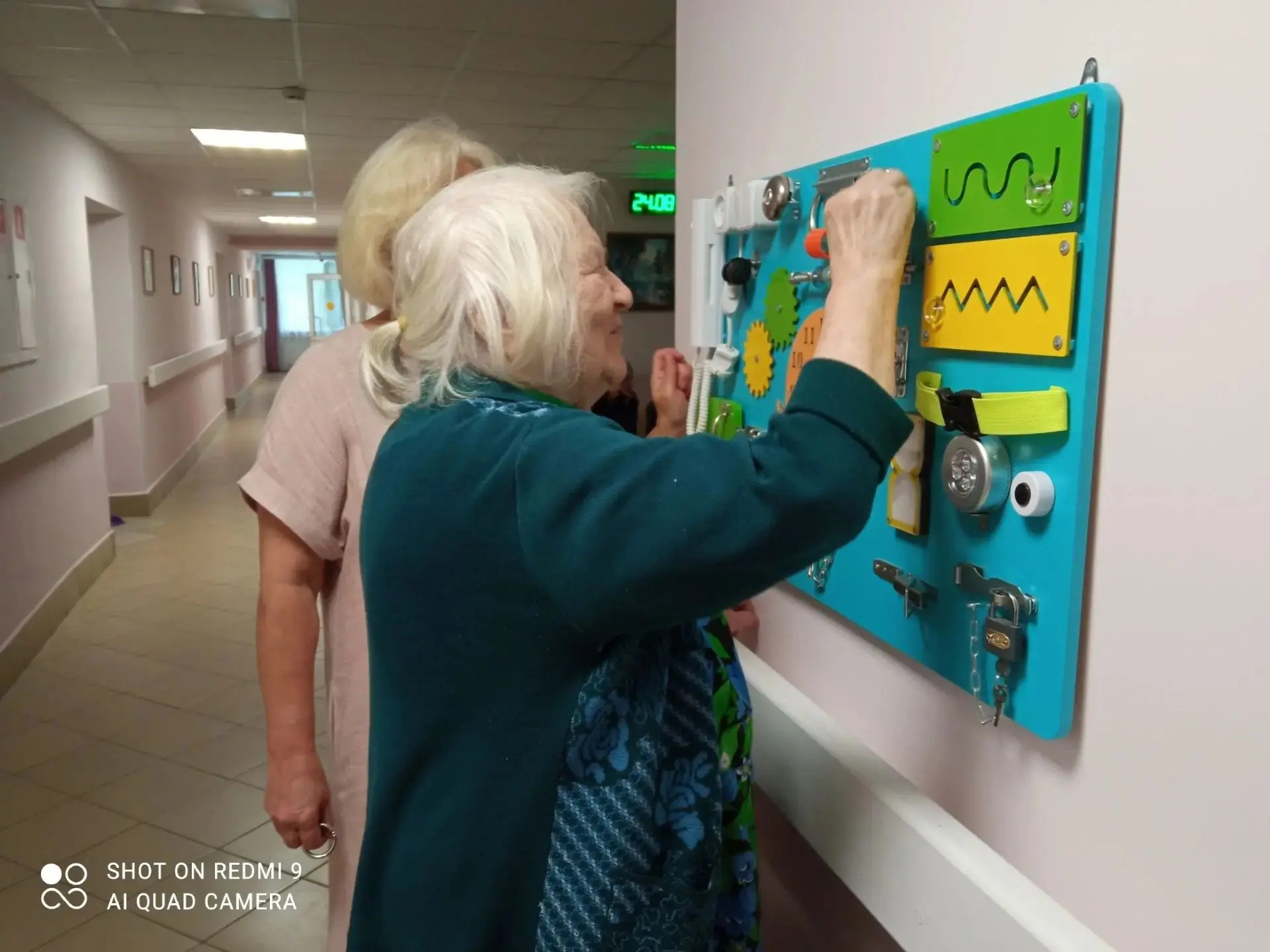 Тёплый день в доме-интернате: движение, разговоры и немного ностальгии. Проживающие с э...