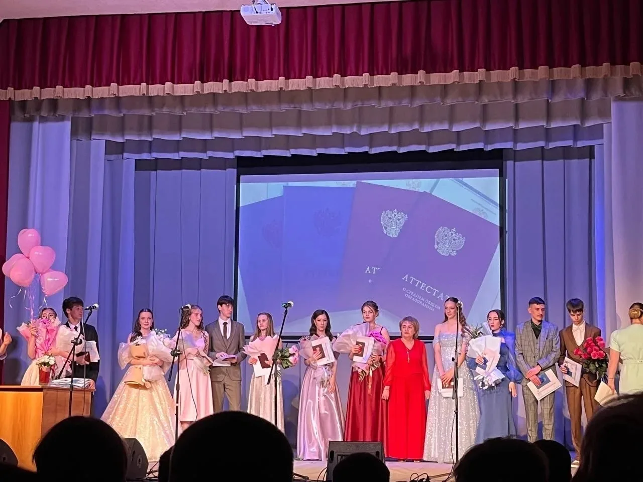 Последний звонок — только начало! Выпускной вечер в нашей школе 💫

В 11-м классе выпускной — это вс