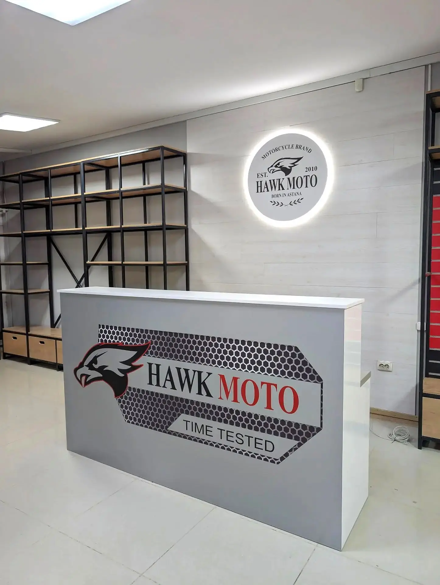 Изготовление торговой мебели под ключ для HAWK MOTO