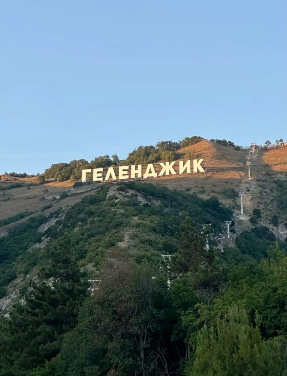 🌅 Утро (до 12:00)
Столбик термометра поднимется с +23°C до +25°C. Лёгкий западный ветер, 2–3 м/с.

