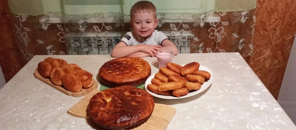 В рамках акции, посвящённой Дню пирога, который отмечался 23 января, семья Усатых делит...