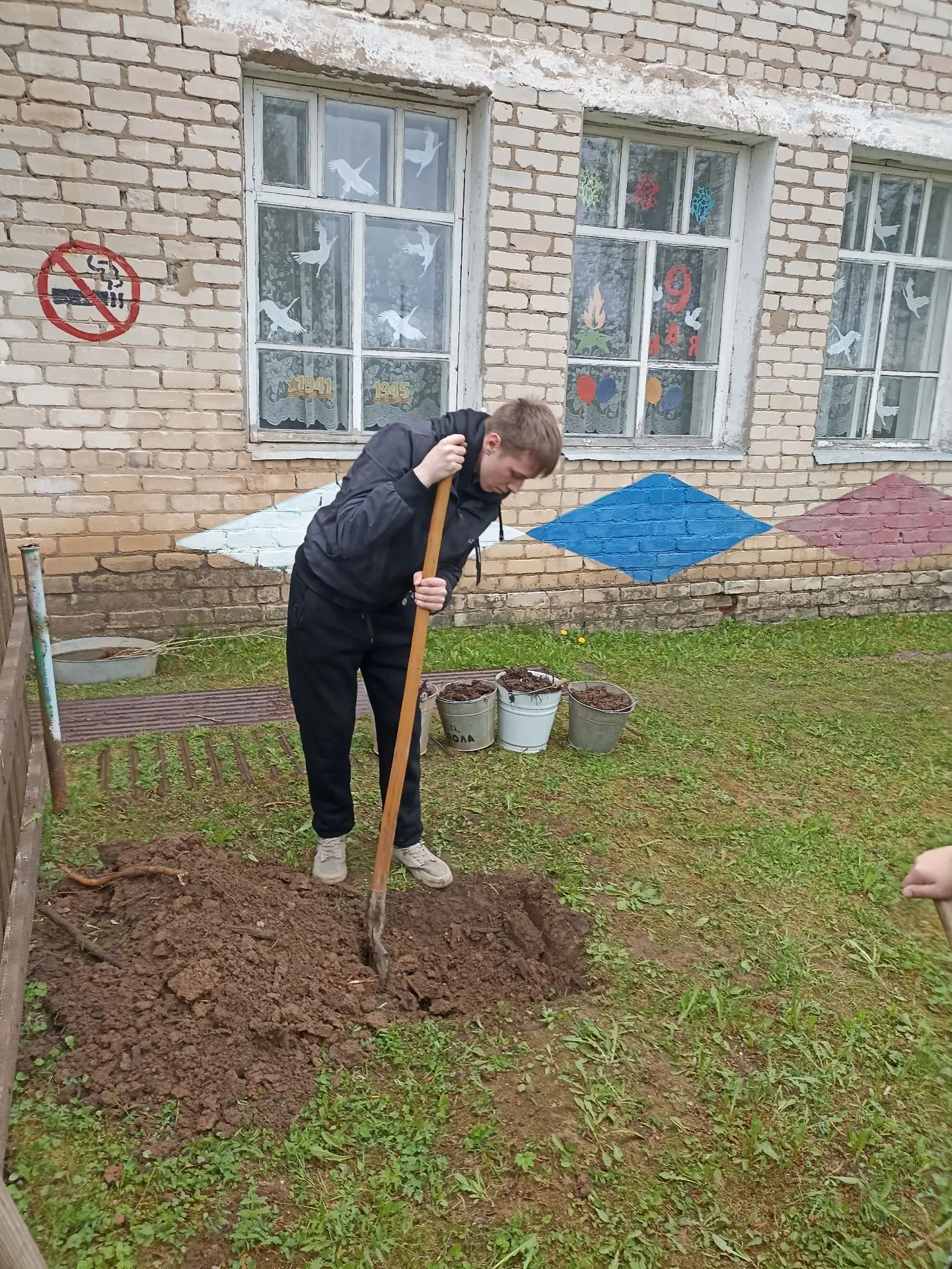 В нашей школе прошла акция «Сад памяти». В акции приняли участие выпускники 9-го класса, они высадил