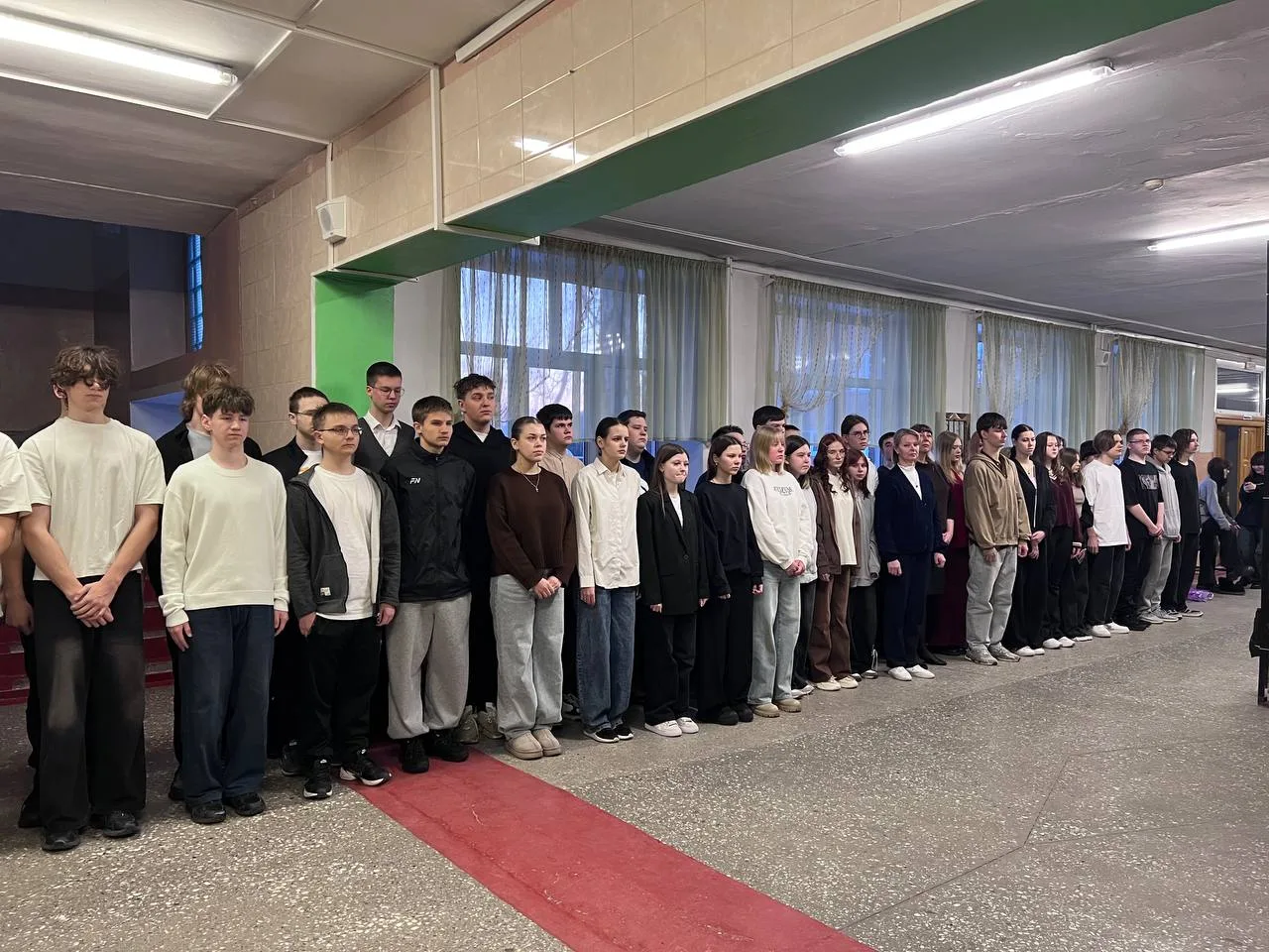 В понедельник в нашей школе состоялась еженедельная торжественная линейка с церемонией выноса Госуда