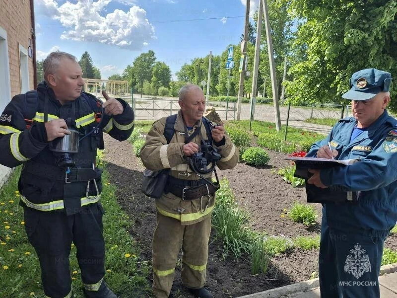📍В Шаблыкино школа искусств под защитой сотрудников МЧС России   Сотрудники 37 пожарно-спасательной 