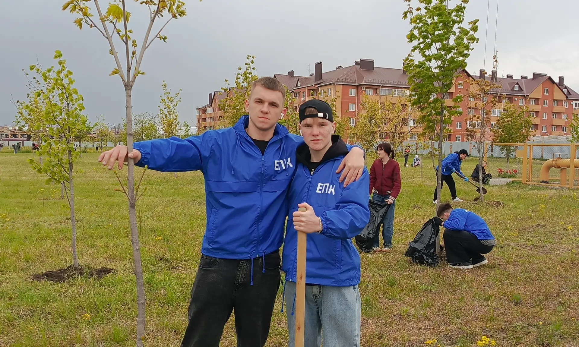 🌳 Студенты Ейского полипрофильного колледжа приняли участие в международной акции «Сад памяти».   🧹 
