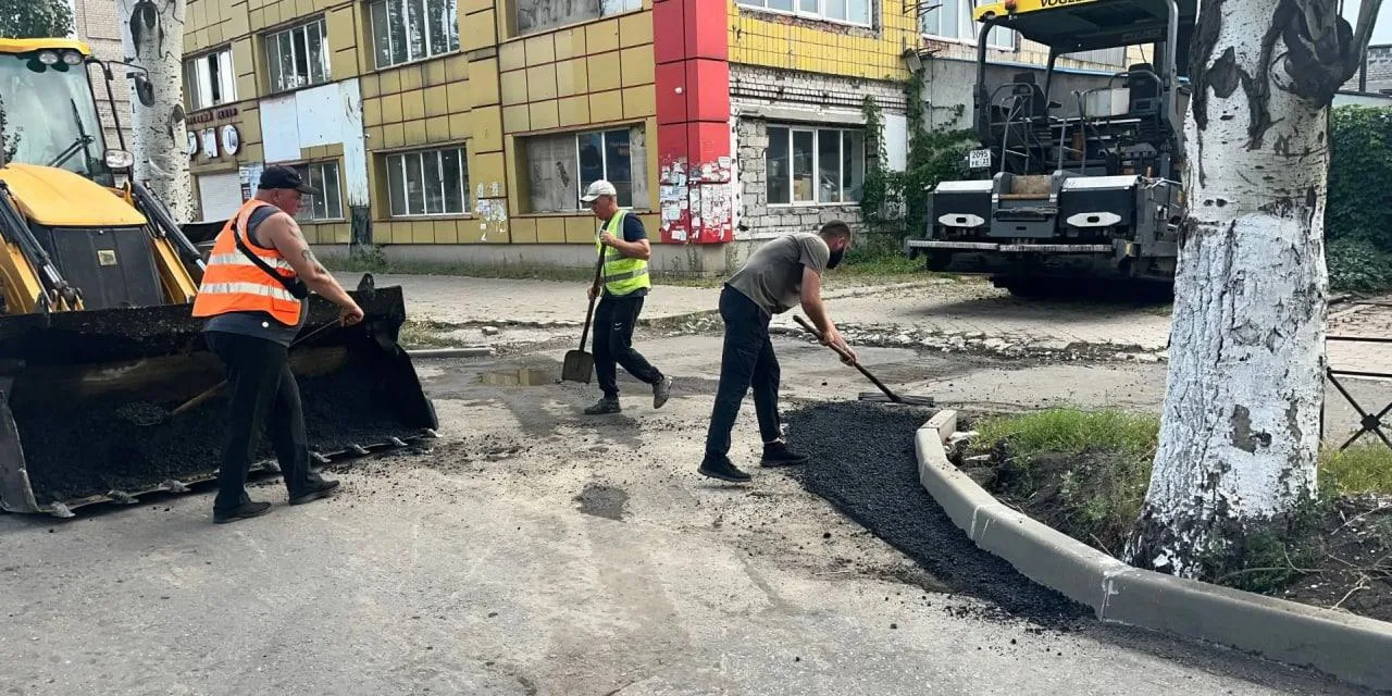 Рабочие Хабаровского край обновили дорожное покрытие на улице Советской в Дебальцево