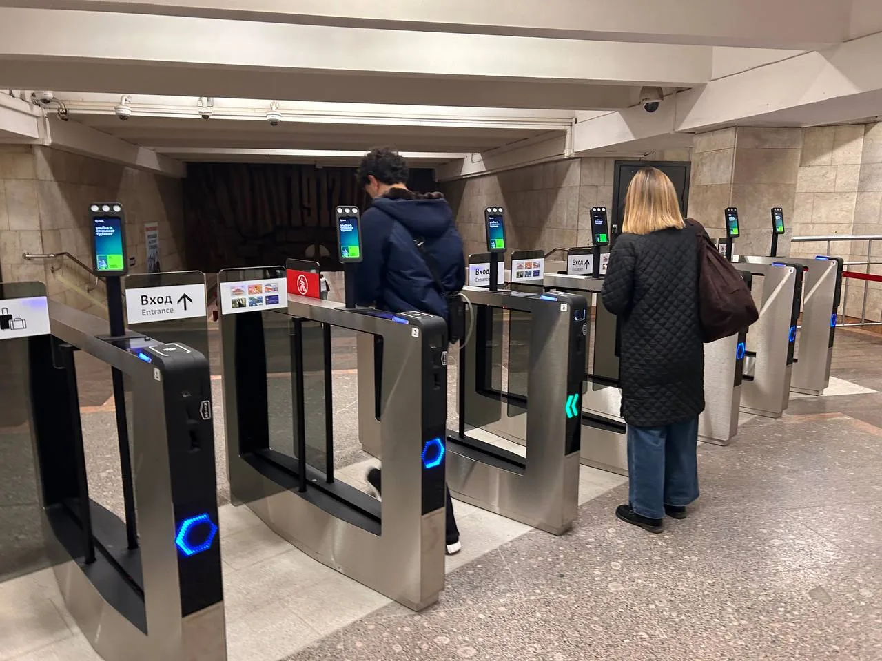 🚇 🔄 Новые турникеты начали работать на станции метро «Октябрьская». Их заменили раньш...