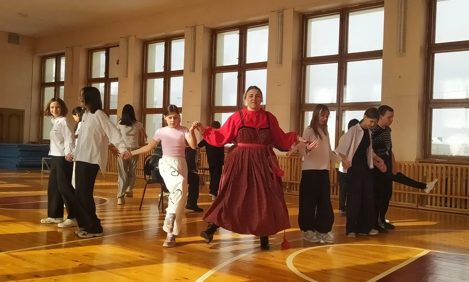 На днях ученики школы № 49 окунулись в атмосферу настоящего русского праздника! Благодаря преподават