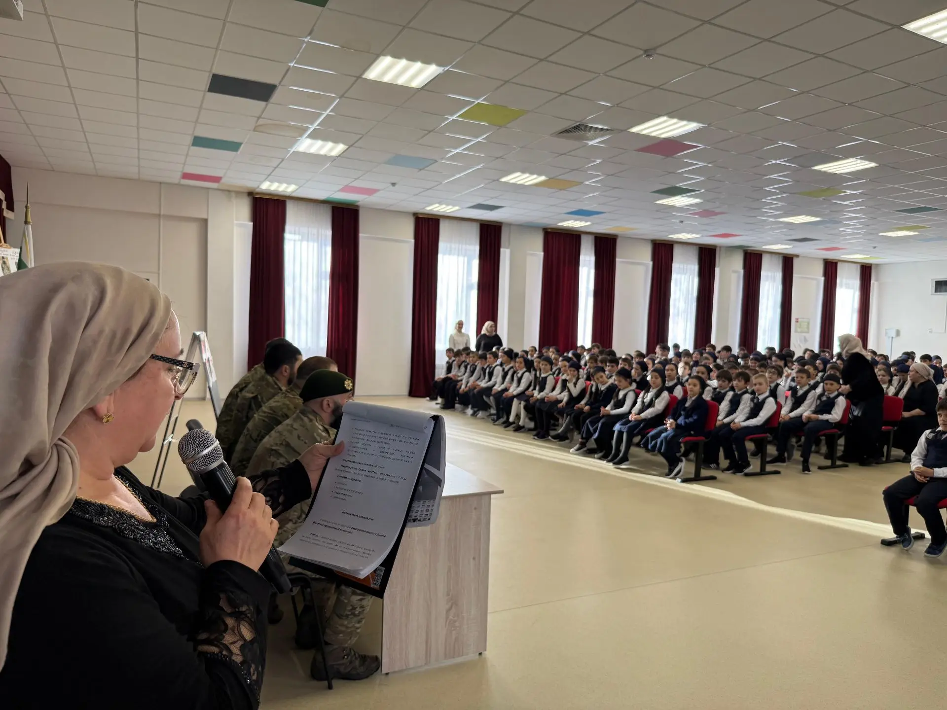 В МБОУ «Веденская СОШ 1»прошёл урок в рамках проекта «Разговоры о важном» на тему «Геро...