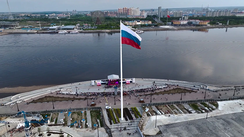 🇷🇺 Амурский Минобрнауки поздравляет с Днём Государственного флага России