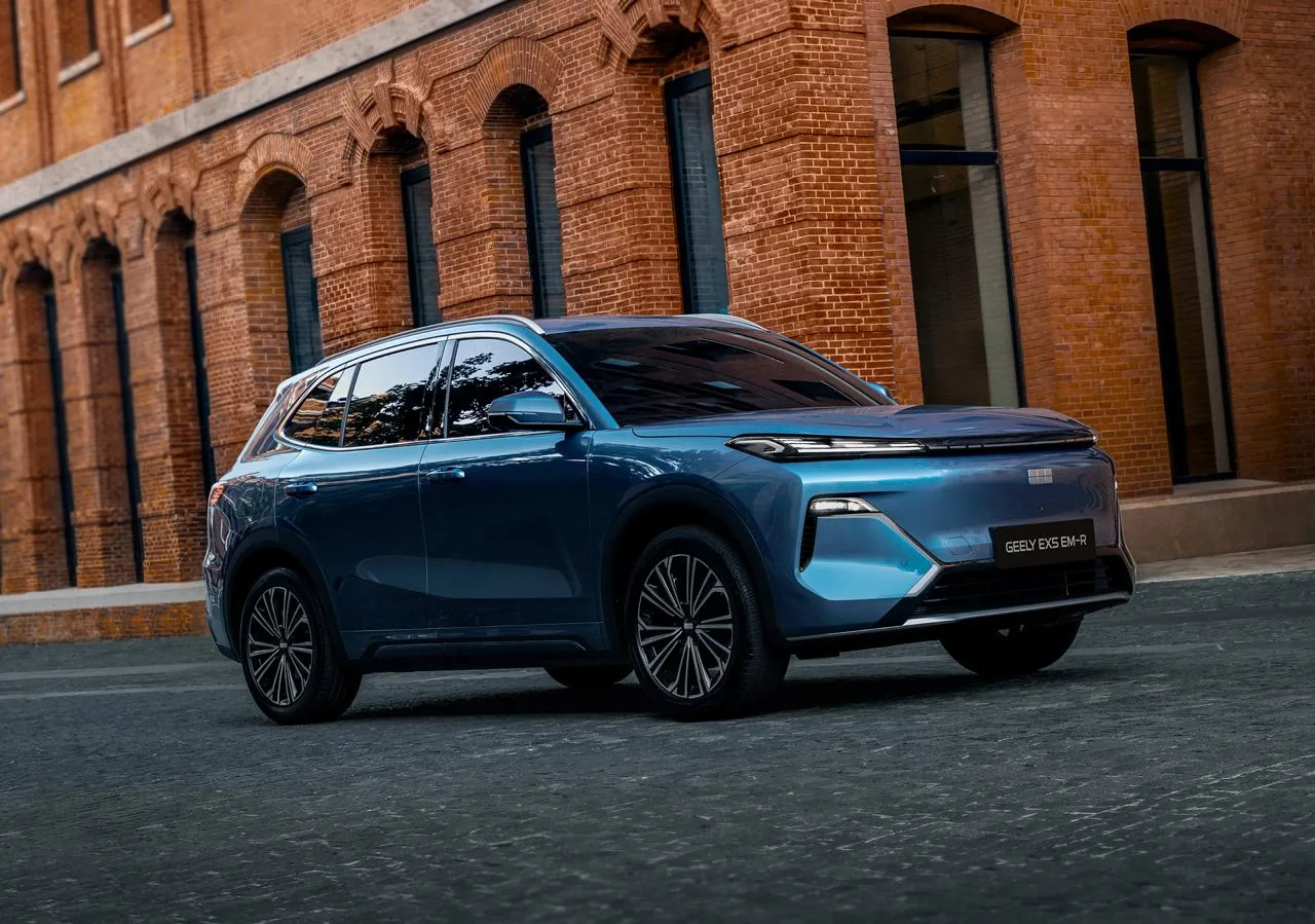 😎Geely EX5 EM-R дополнил пару других EX5 в России

К компании из полностью электрического Geely EX5