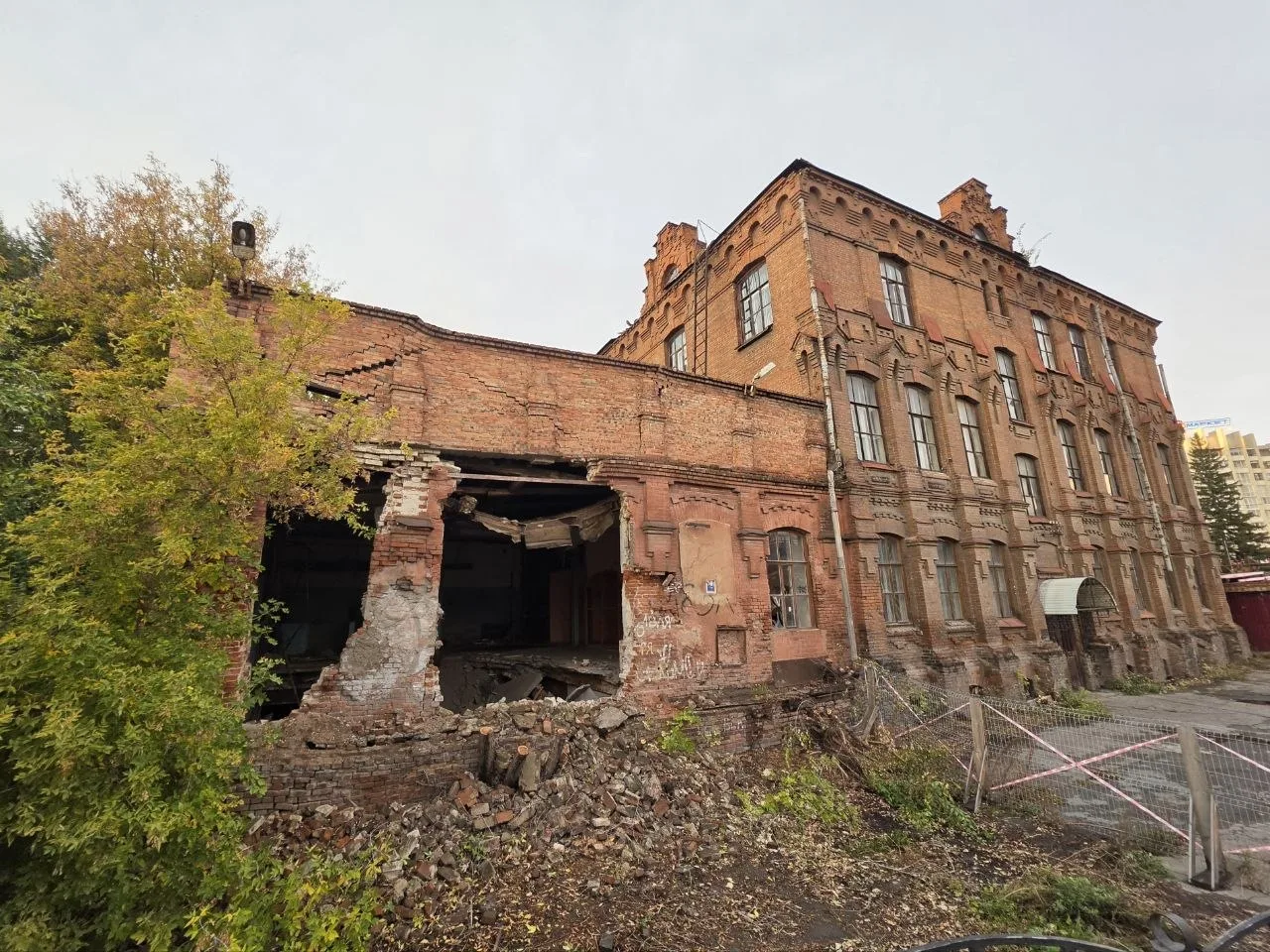 🏚 Бывший пивзавод на Волочаевской продолжает разрушаться и становится опасен для прохо...