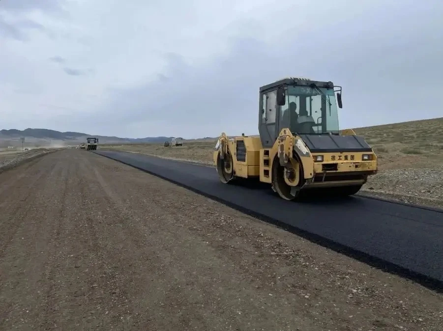 🛣️ На трассе к Закаменску начали укладывать асфальт  В Закаменском районе продолжается ремонт дороги