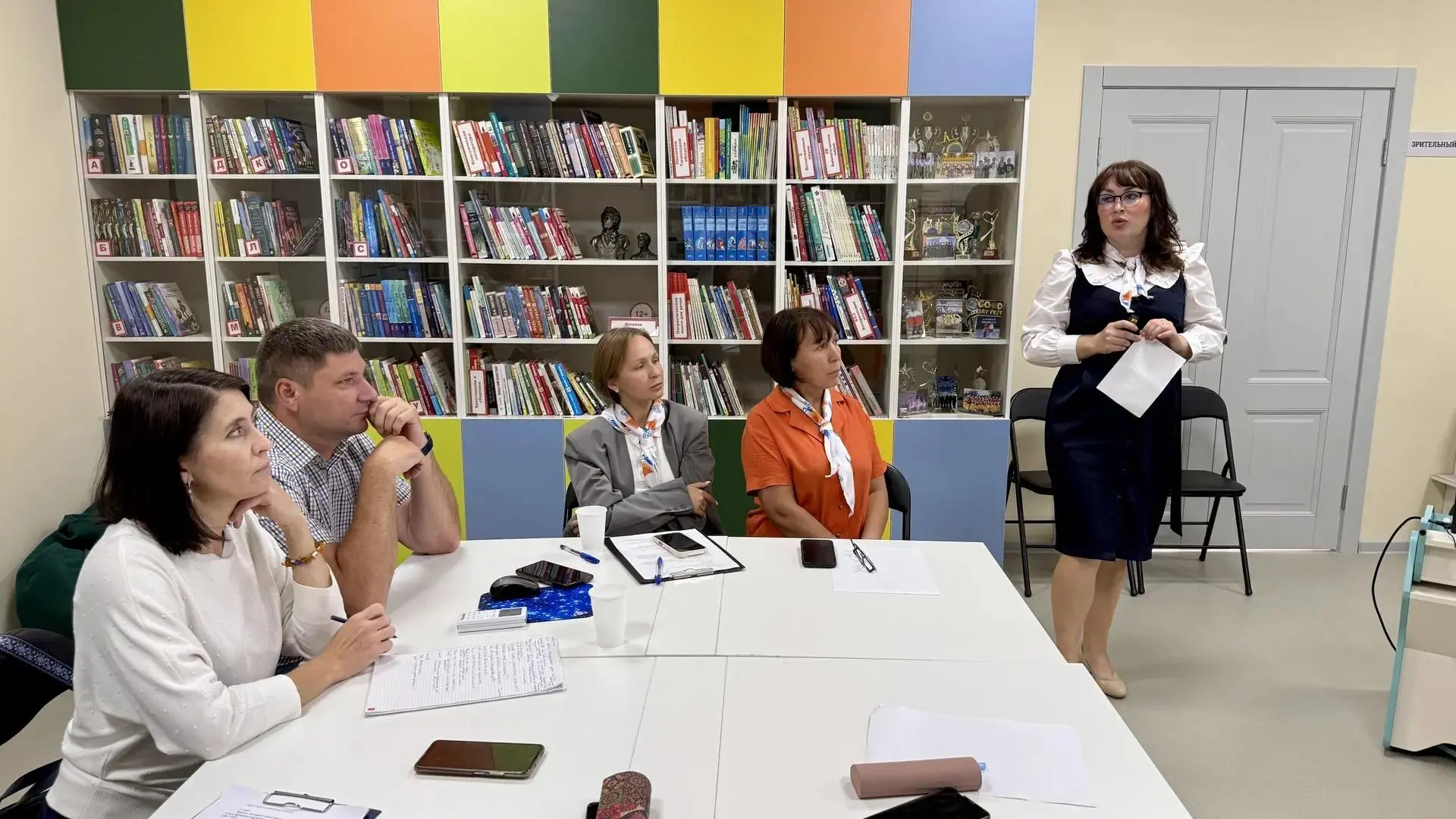 📚 В Новотуринской сельской библиотеке прошло рабочее совещание директора с библиотекарями!

На встр