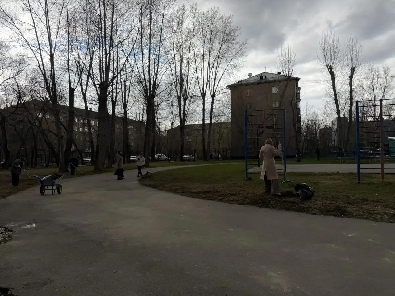 🧹Приводим территорию школы в порядок вместе!   На весеннюю уборку территории вышли не только ученики