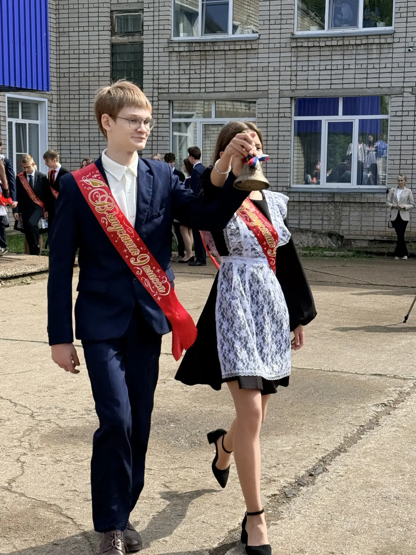 Сегодня для девятиклассников торжественно прозвенел 🎈 последний звонок — момент, наполненный и радос