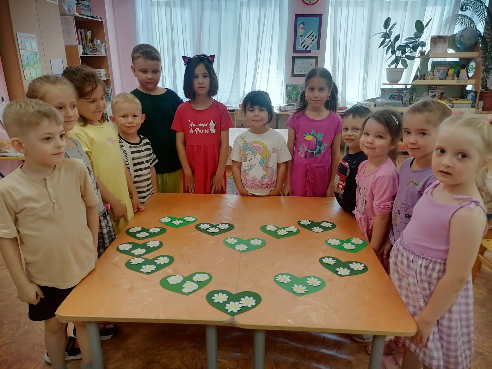 Ребята из средней группы знают: лучший подарок — тот, что сделан с любовью своими руками!

Ко Дню се