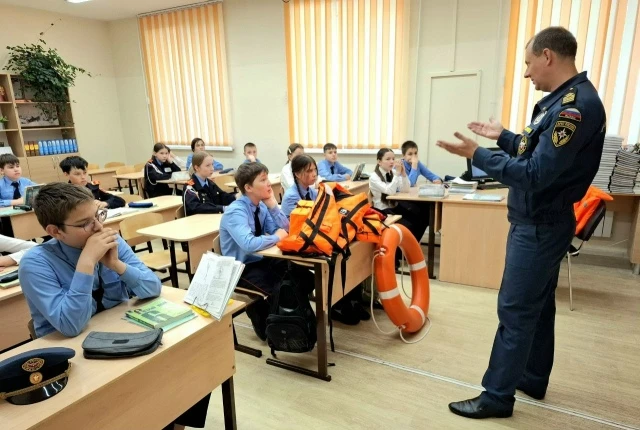 БЕЗОПАСНОСТЬ НА ВОДЕ - ПРЕВЫШЕ ВСЕГО! 📌22 мая столичную школу №6 посетил руководитель группы патруль
