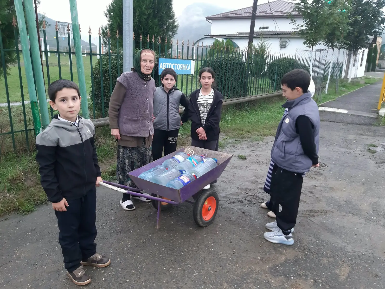 Ученики 4 класса совершили добрый поступок и помогли пожилой Баджихалум Гаджикурбановне...