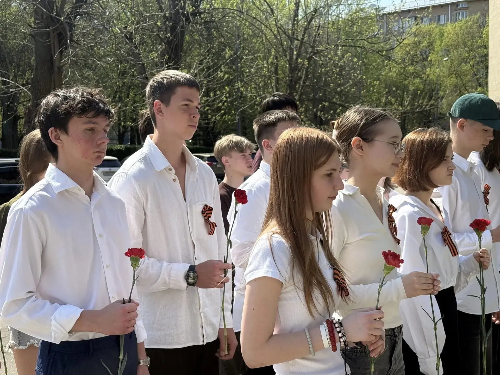🌺 Красные гвоздики  ❤ Сегодня прошло возложение цветов к памятнику работников центральных профсоюзны