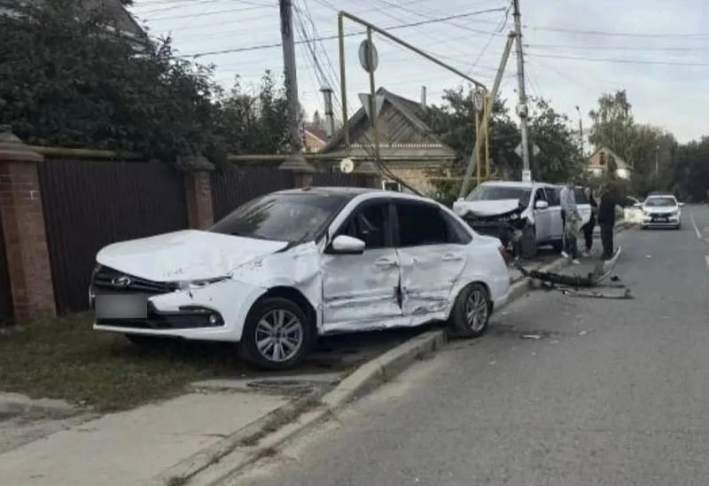 В Тольятти на перекрёстке столкнулись Mitsubishi Outlander и Lada Granta. Пострадали дв...