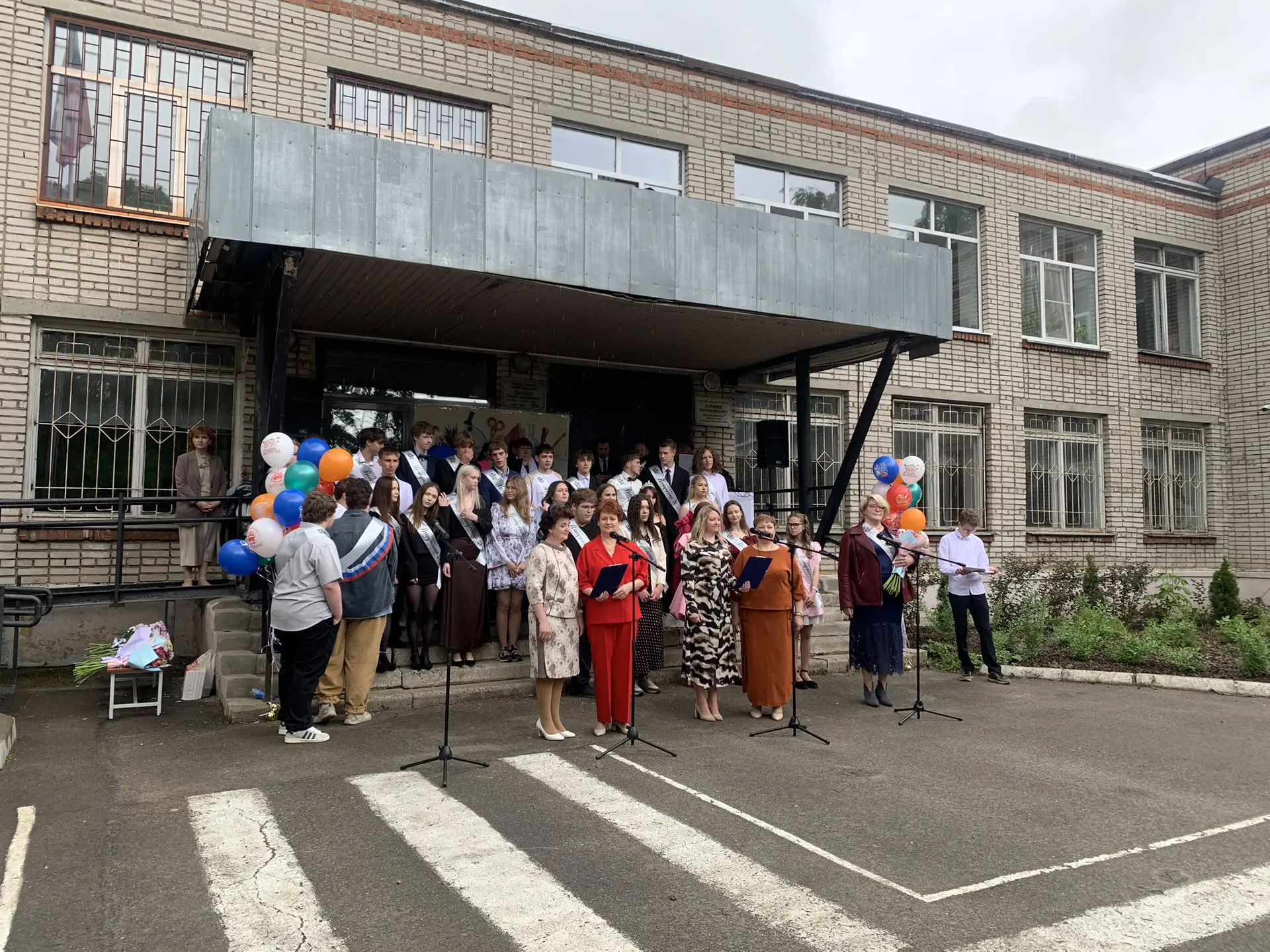 #Школа22 #ТакойДень  🎉 Сегодня прошла торжественная линейка — выпускаем 11-й класс!  ✍️Гости щедро д