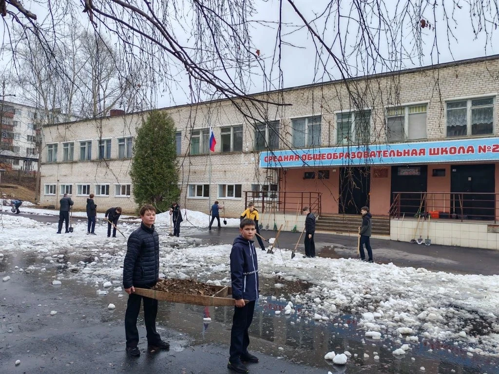 🌱 Субботник удался!  Сегодня, 3 апреля, несмотря на пасмурную погоду, наша команда — ученики, учител