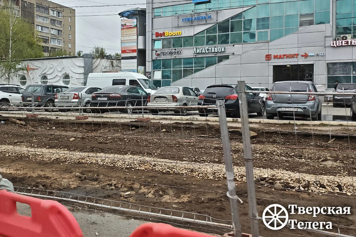 Минус рельсы, минус шпалы 🛤️  В Твери кипят работы по благоустройству Привокзальной площади. И там, 