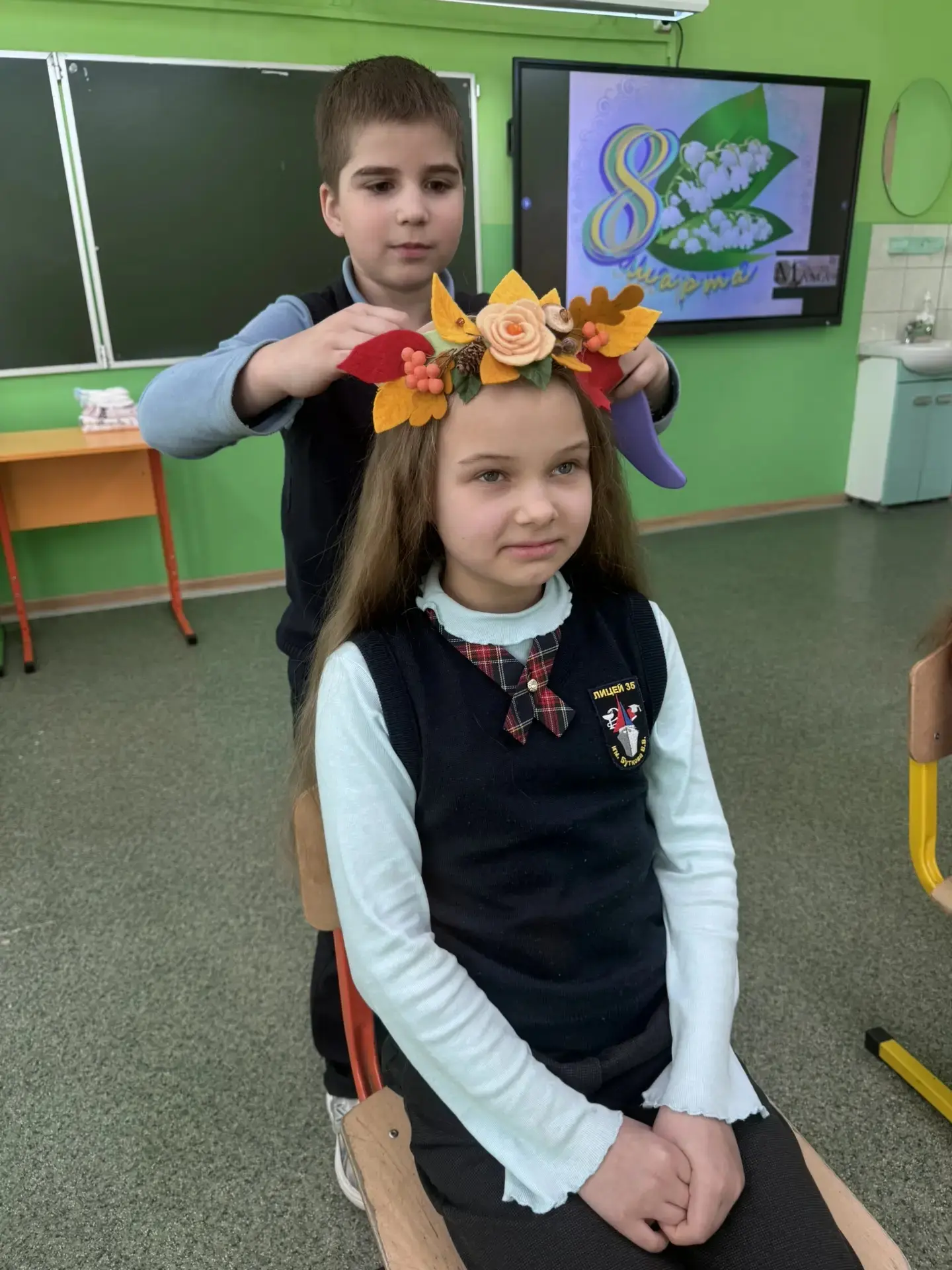 В преддверии 8 Марта во 2 «А»классе прошел праздник.🌷  Мальчики сердечно  поздравляли девочек:  гово