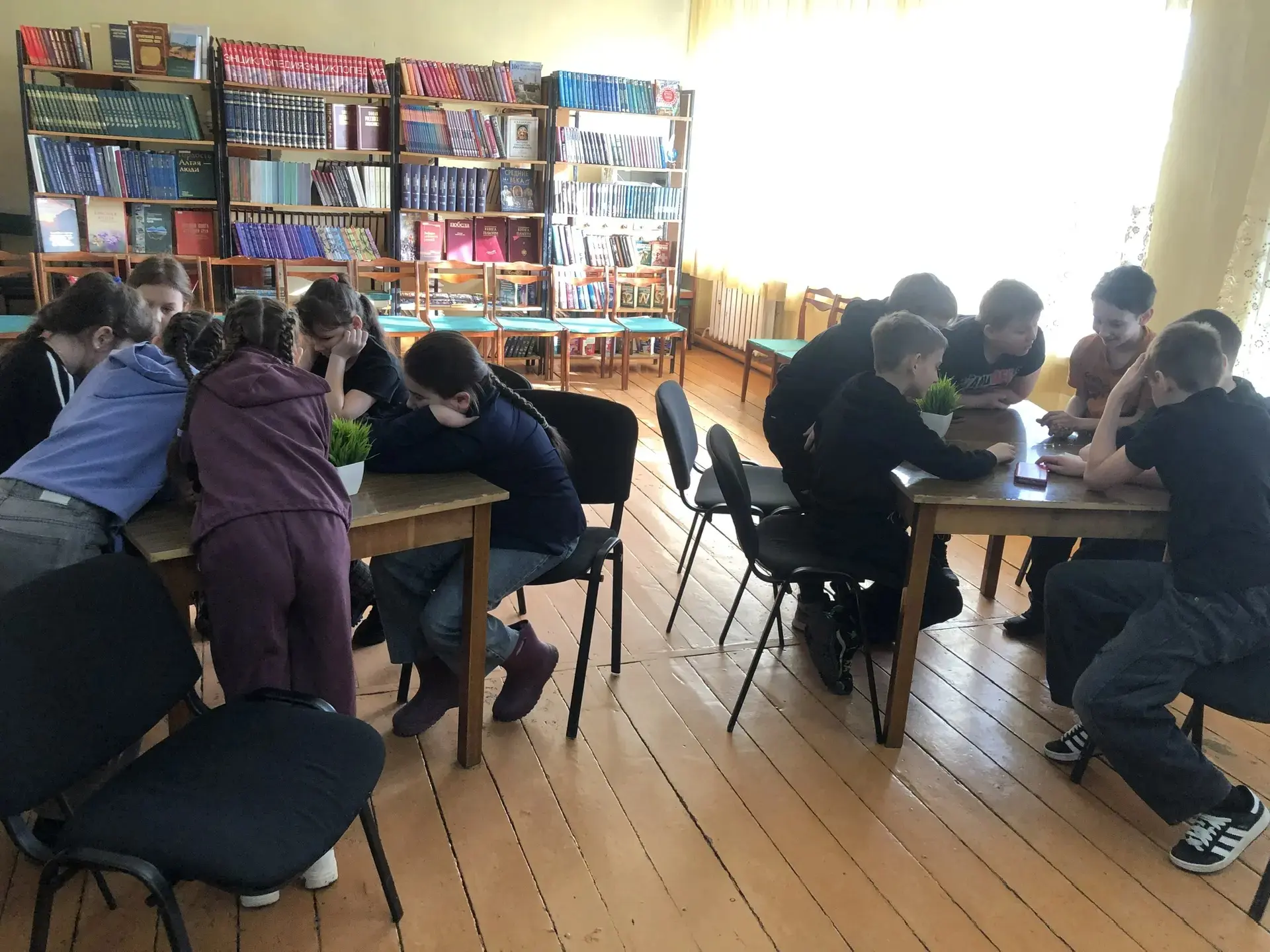 2 апреля, в самый разгар школьных каникул учащиеся 3В класса МБОУ «СОШ 10» посетили Библиотеку семей