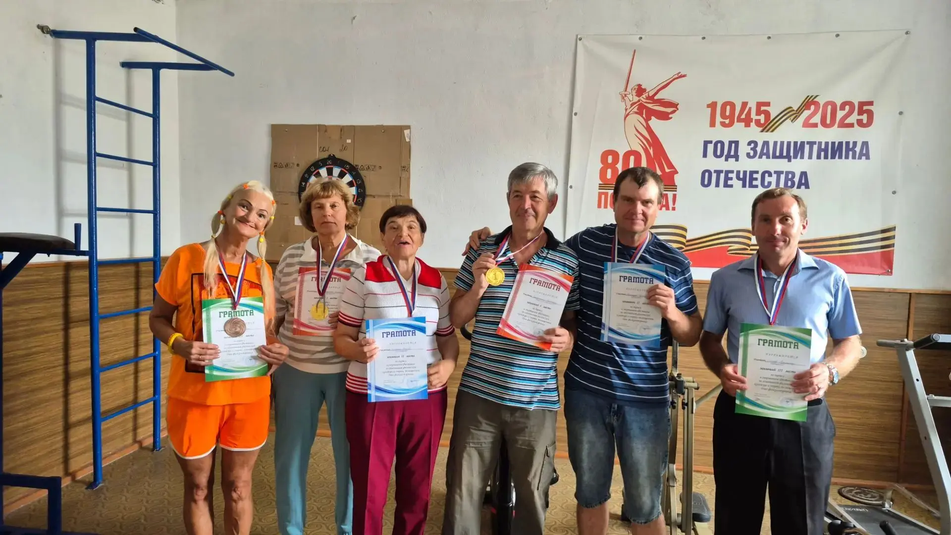 В с. Хороль, Сухарук С.Ю. провёл очередные соревнования по Дартсу в честь Дня Физкульту...