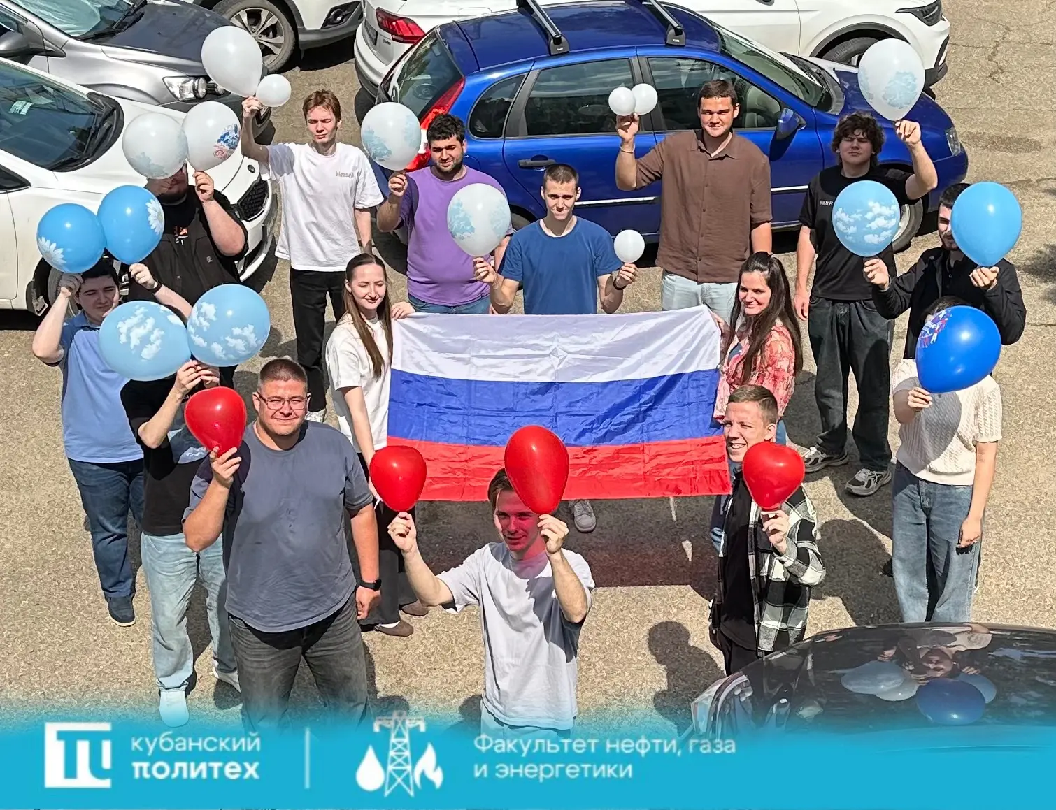 🎉 С Днём России! 🇷🇺   

На кафедре НГД прошёл яркий флешмоб в честь праздника! Студенты собрались