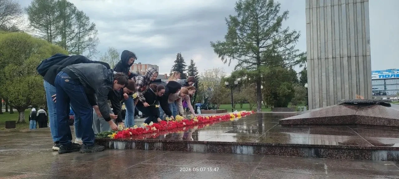 Сегодня студенты ОСП г. Рыбинск ГПОУ ЯО Ярославский медицинский колледж почтили память героев, возло