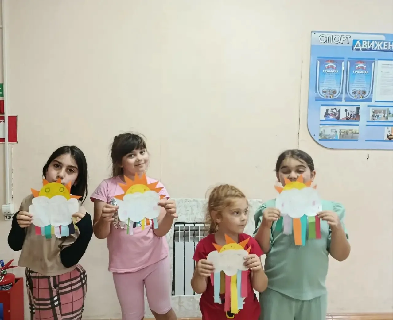 ✨ В СК п. Мирного на занятиях клубного формирования "Умелые ручки"  делали с детьми аппликацию . В х