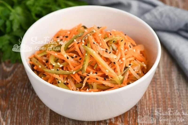 Быстрый салат из моркови и маринованных огурцов