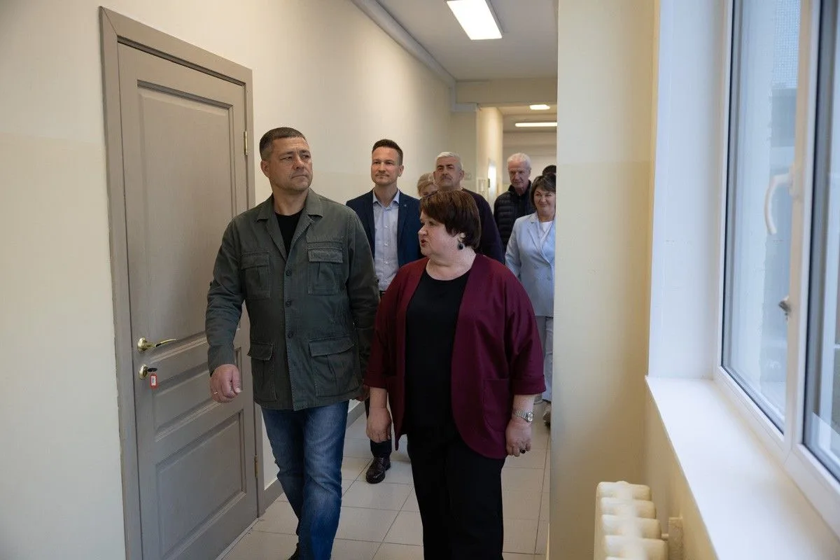 🏫 Губернатор Михаил Ведерников посетил здание Тямшанской гимназии посте капремонта: ос...