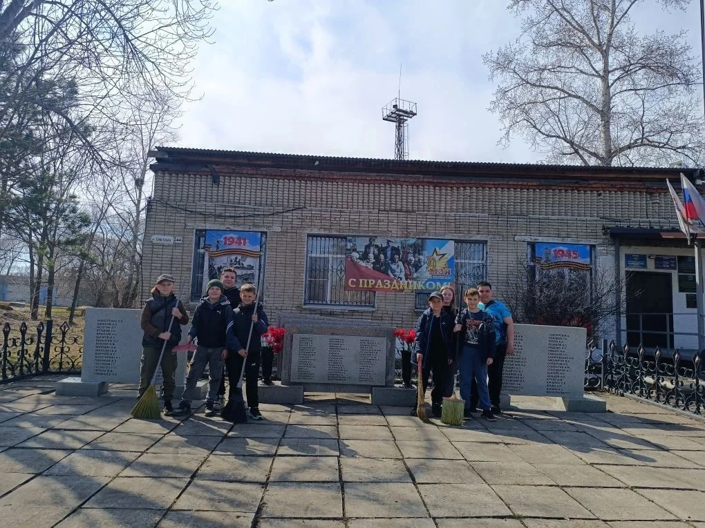🧹 Уборка к 1 Мая — наши школьники в деле!