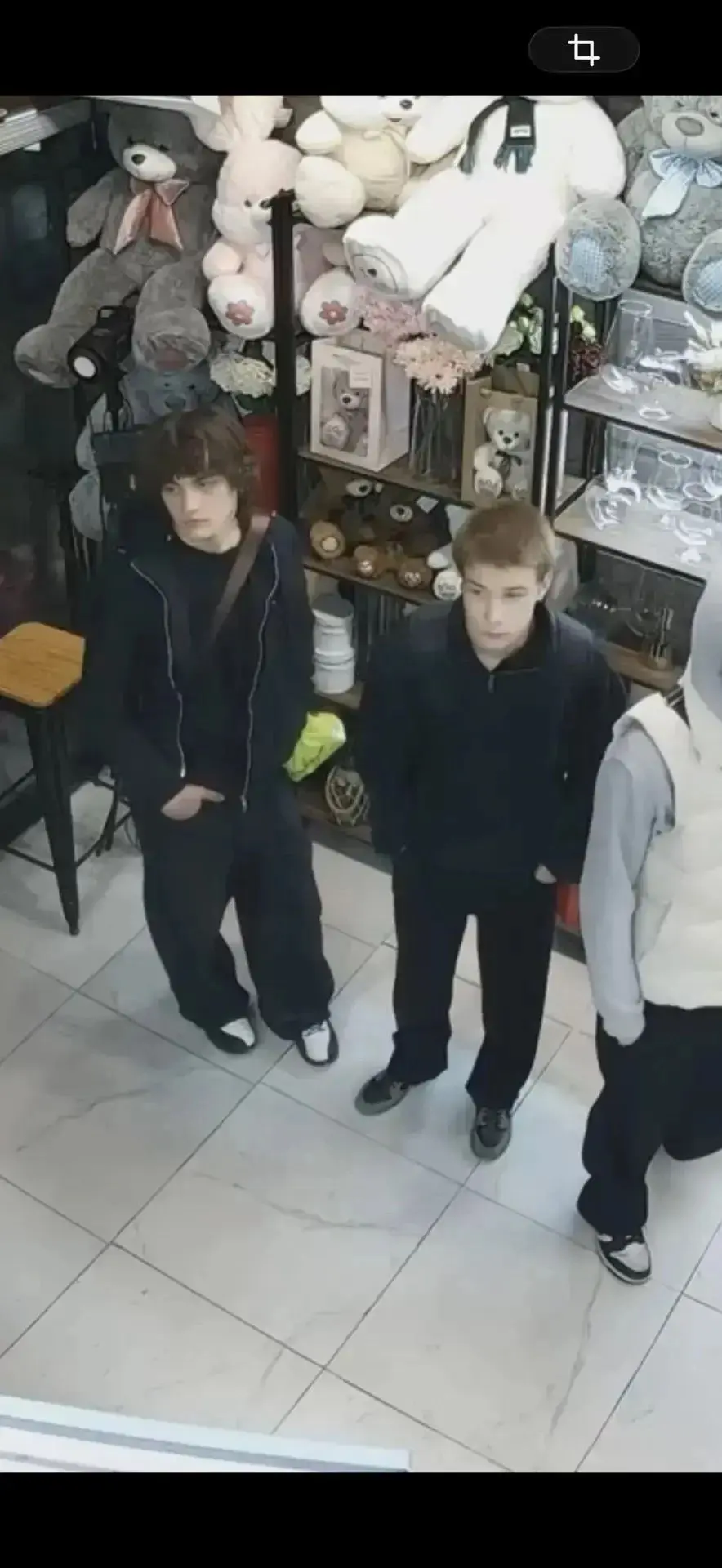 Ребята совершили кражу в магазине по адресу Грибоедова 8. Просьба родителей или их сами...