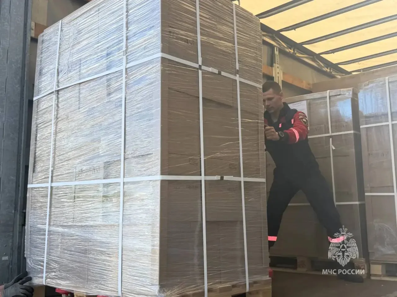 ❗️МЧС России доставило в Курскую область более 160 тонн гуманитарной помощи

В состав поставки вошли
