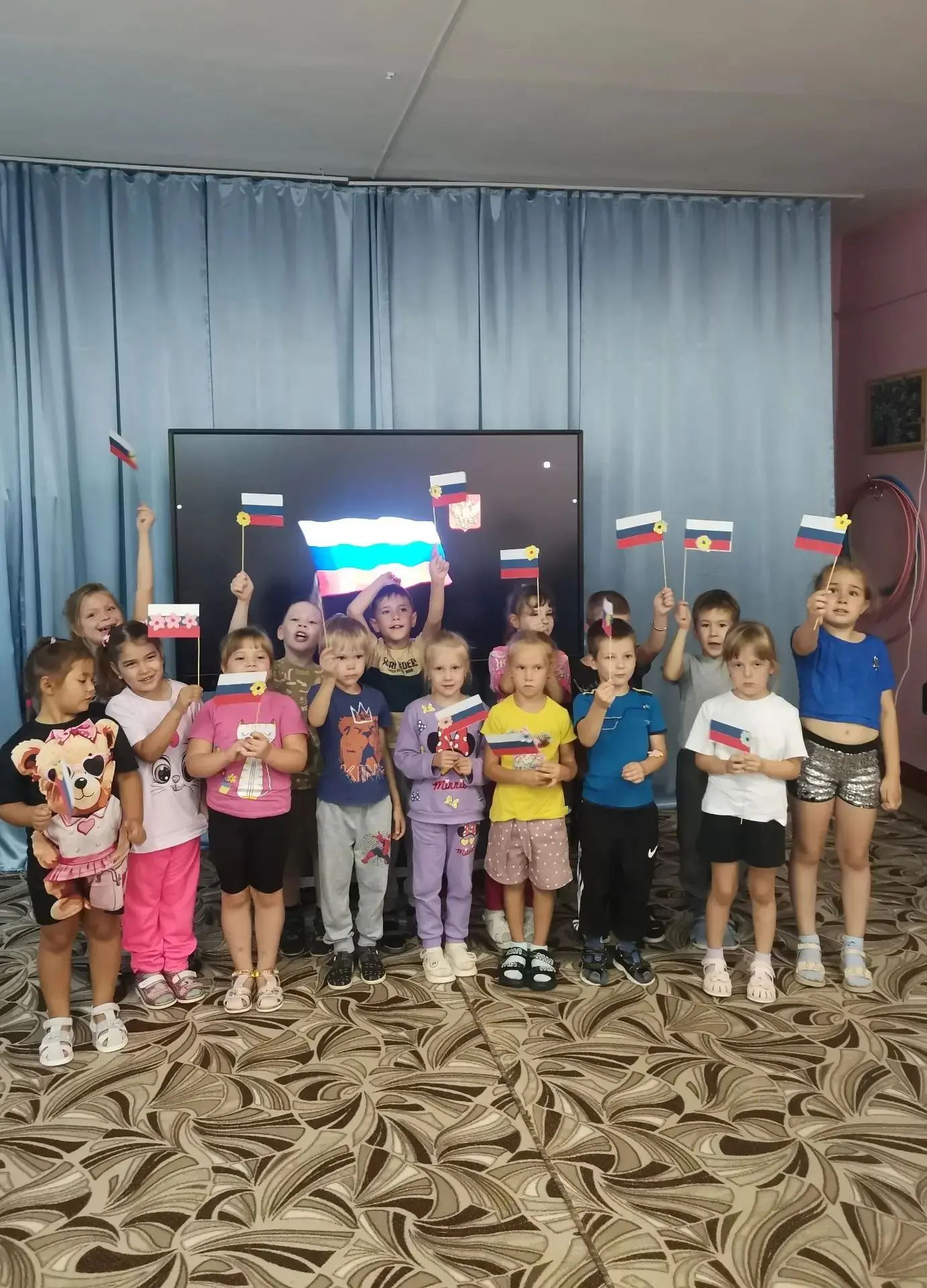 Сегодня в старшей и подготовительной группах прошел мастер-класс, посвящённый Дню госуд...