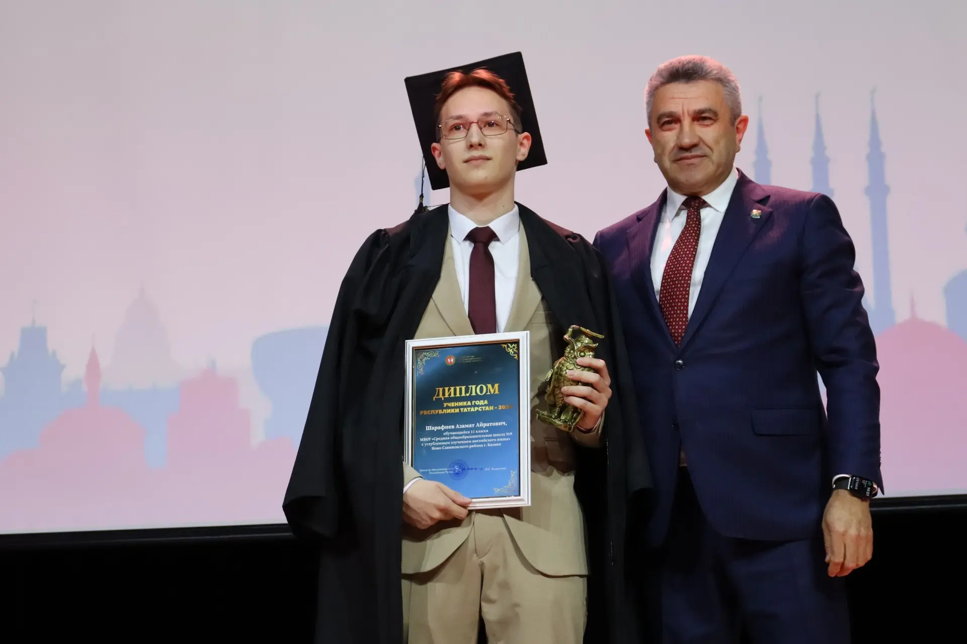 👨‍🎓 Наш ученик 11класса Шарафиев Азамат стал обладателем звания «Ученик года -2026».