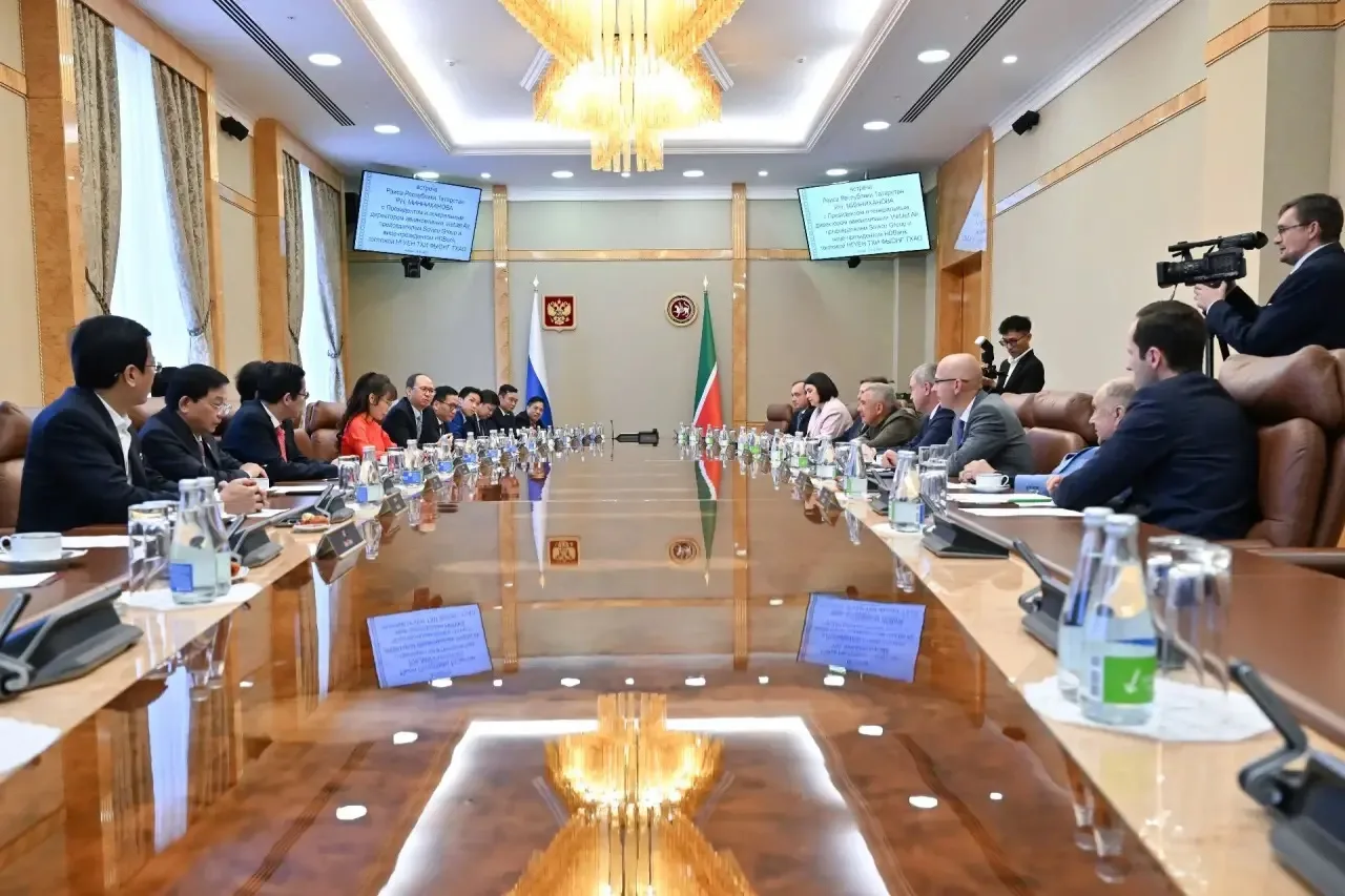 С президентом и генеральным директором авиакомпании VietJet Air, председателем Sovico Group и вице-п