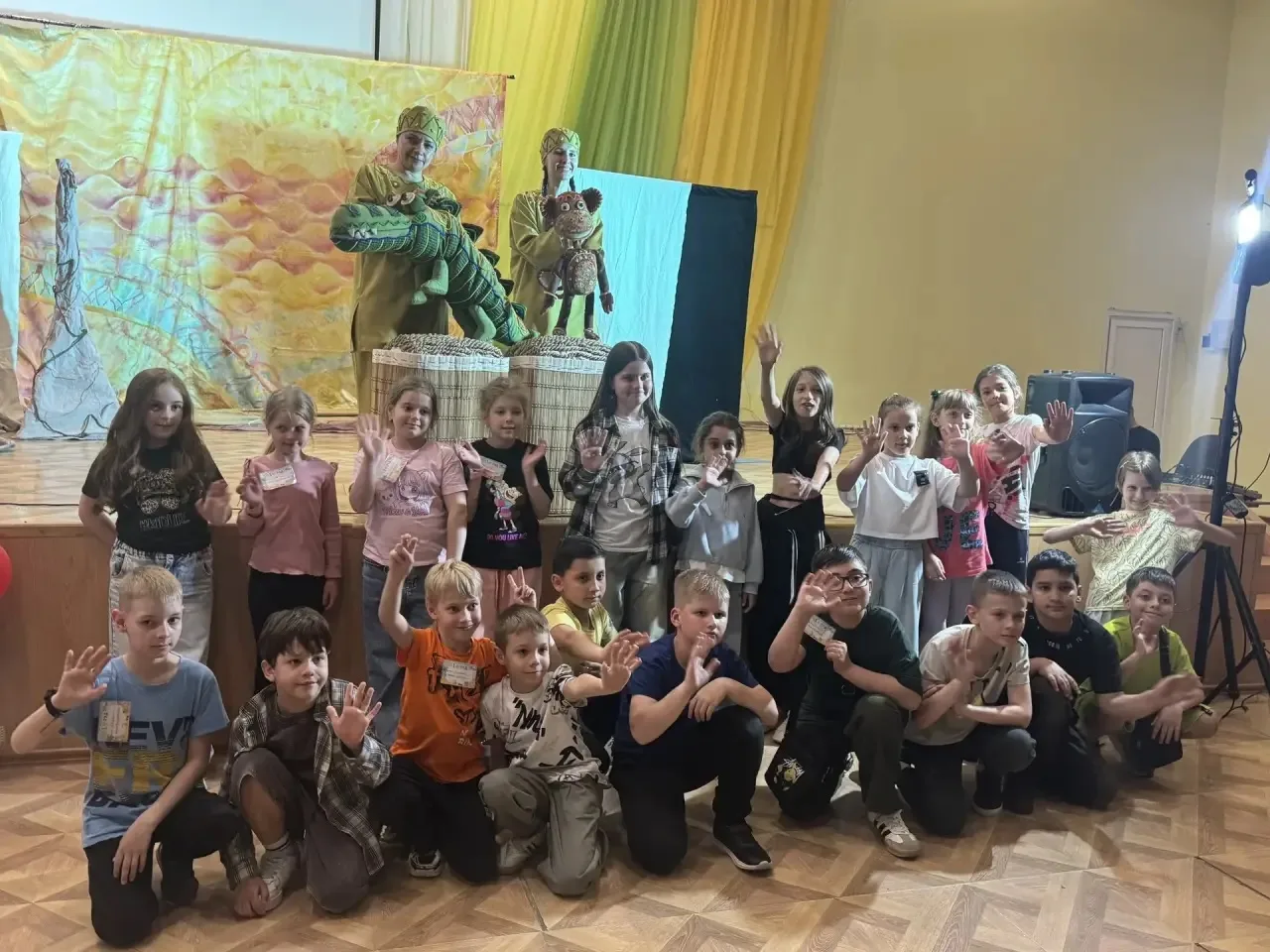 После дневного сна ребята отправились на представление. Семейный театр кукол «Добрый жу...